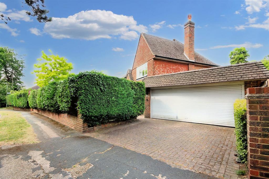 TALEWORTH ROAD, ASHTEAD KT21 4 bed detached house £899,999