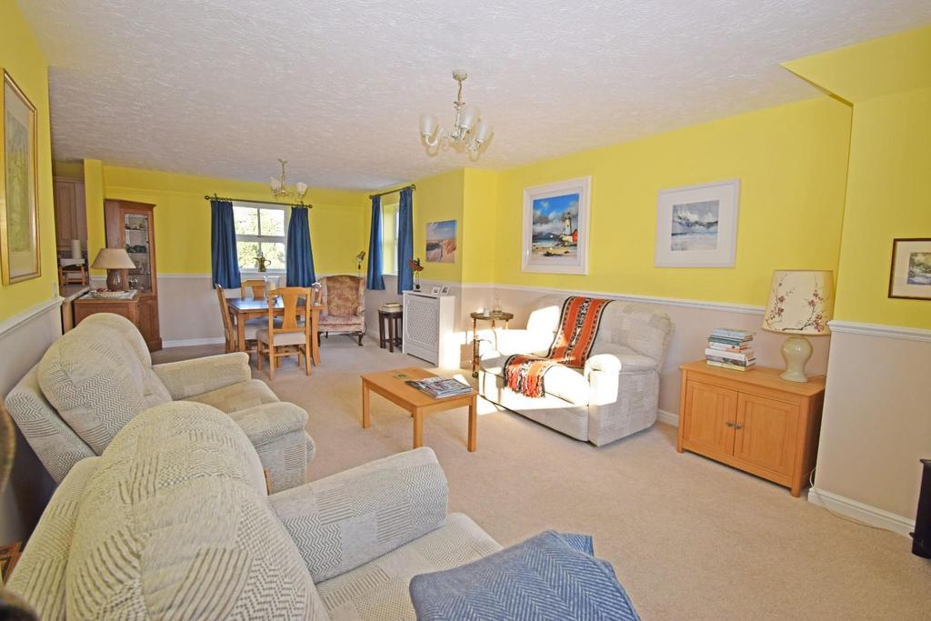 6 Lyttelton Court, living b.jpg