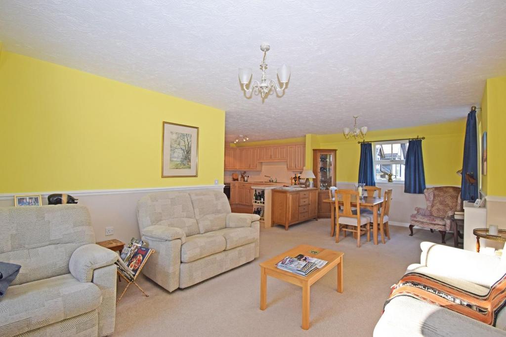 6 Lyttelton Court, living a.jpg