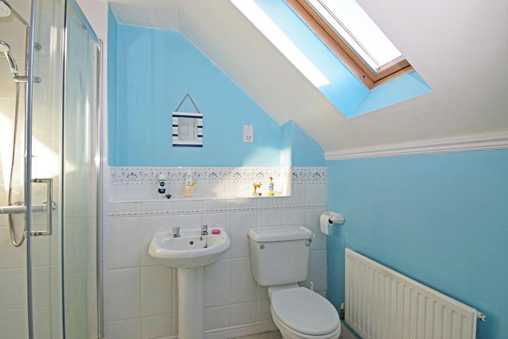 6 Lyttelton Court, bed 1 en suite.jpg
