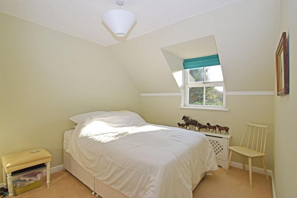 6 Lyttelton Court, bed 2.jpg