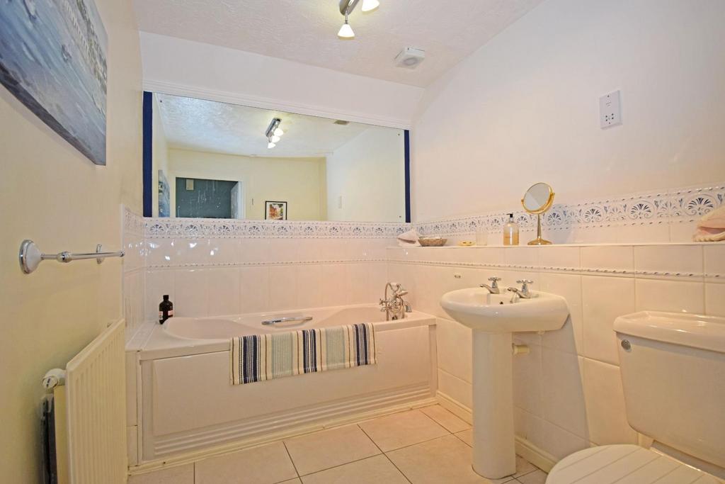 6 Lyttelton Court, bathroom.jpg