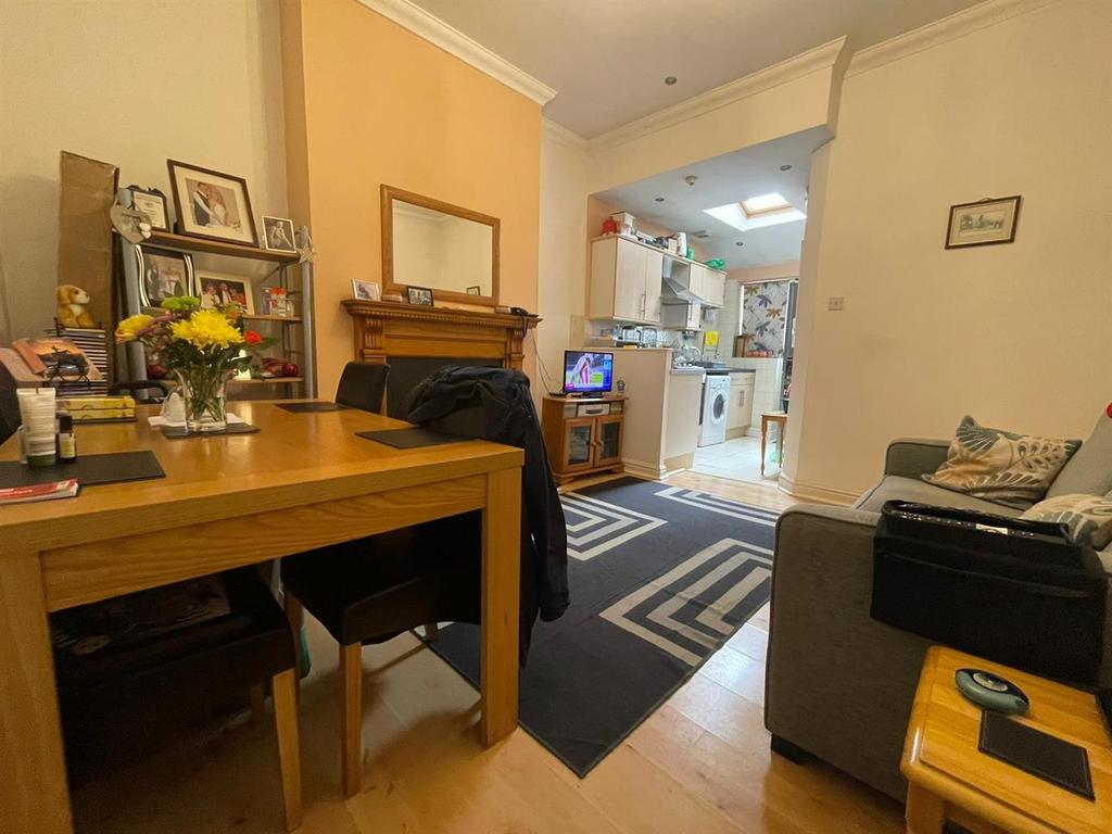 Ninian Road, Cardiff 1 bed flat £800 pcm (£185 pw)