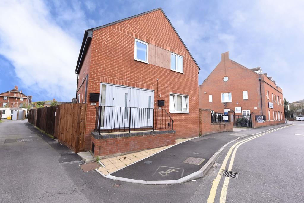 Hummer Road, Egham 2 bed detached house £425,000