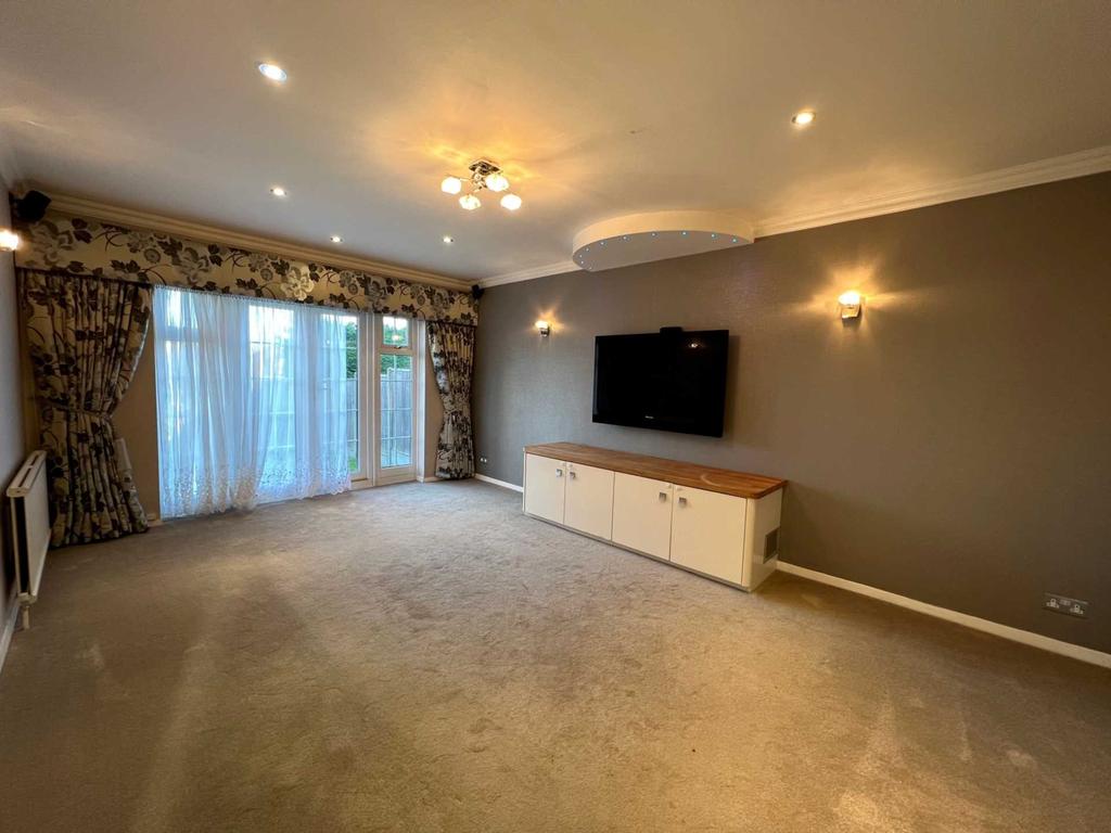 Nicholas Road, Elstree 5 bed house £1,195,000