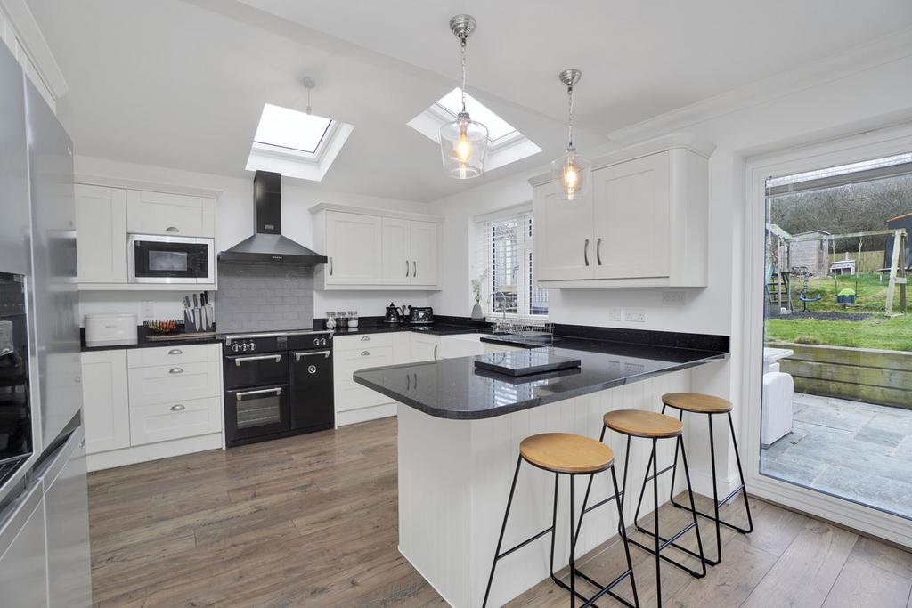 High Mead, Rayleigh, SS6 4 bed detached house £700,000