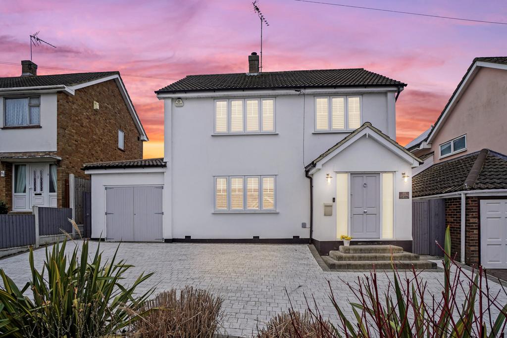 High Mead, Rayleigh, SS6 4 bed detached house £700,000