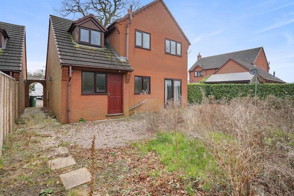 Surrey Close Rugeley WS15 4 bed detached house for sale £250,000