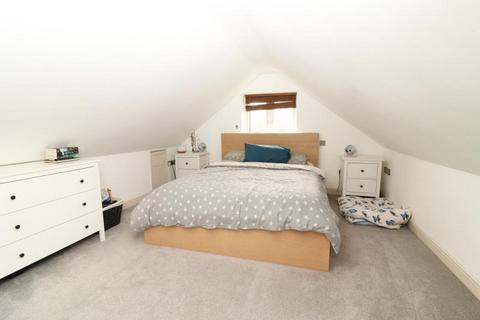 4 bedroom detached bungalow to rent - Selsdon Road, New Haw KT15 3HP