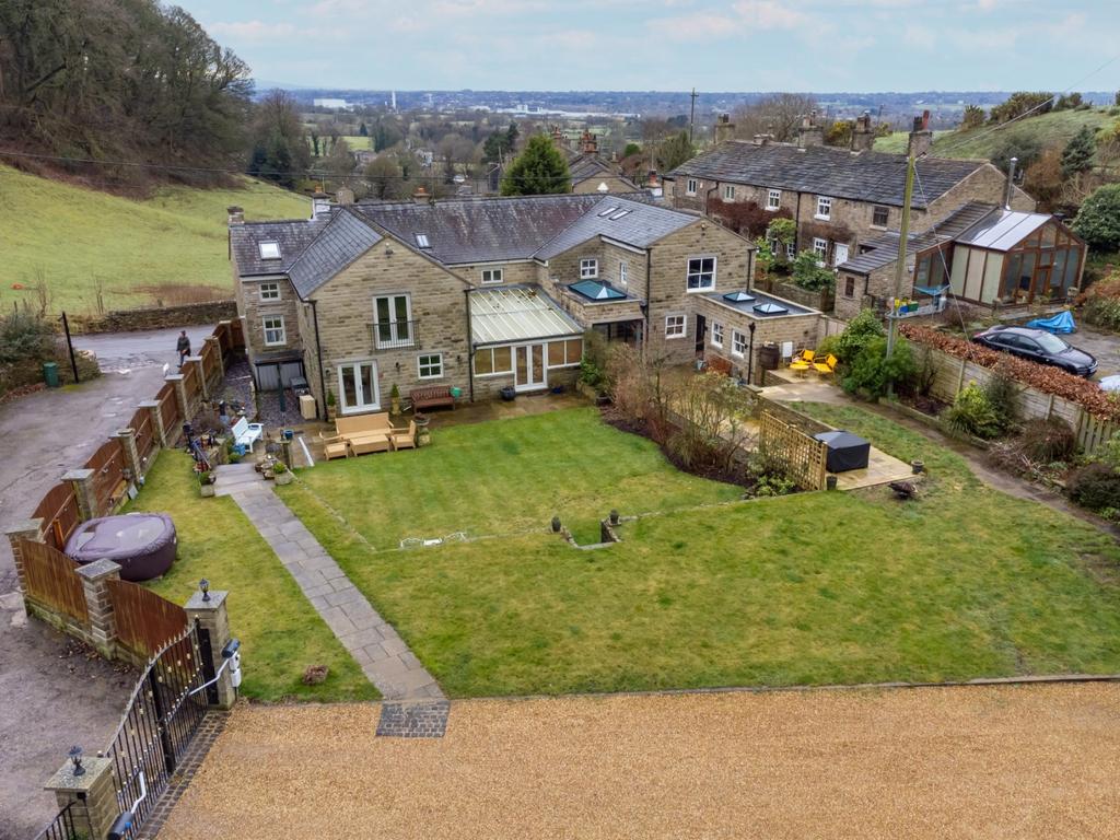 Redway, Kerridge, Macclesfield... 4 bed semi-detached house - £3,250 ...