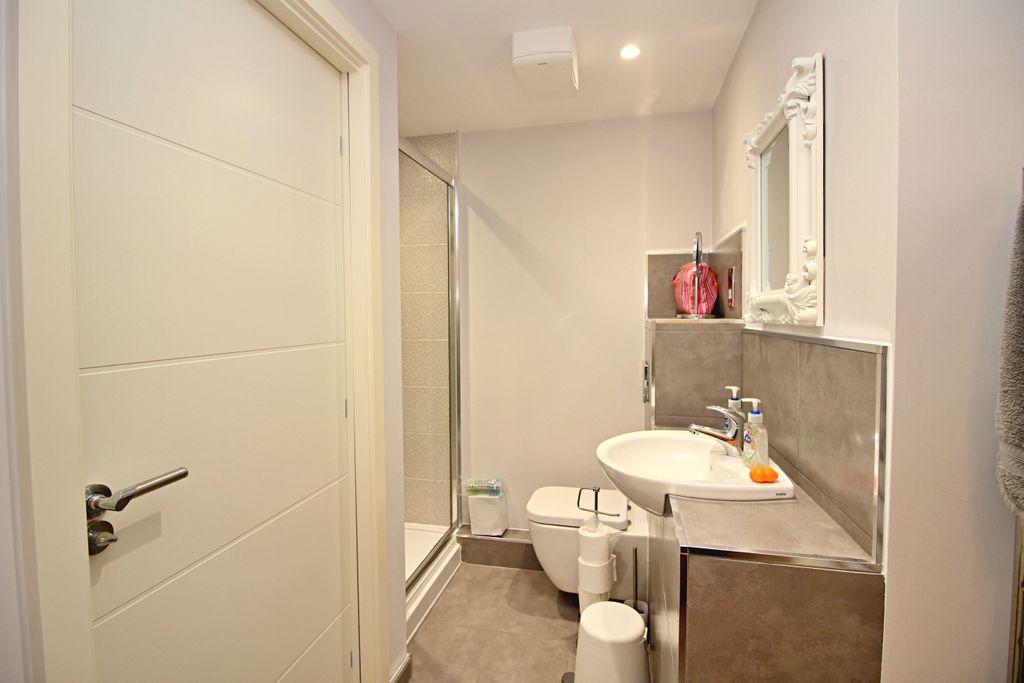Ensuite to Bed 2