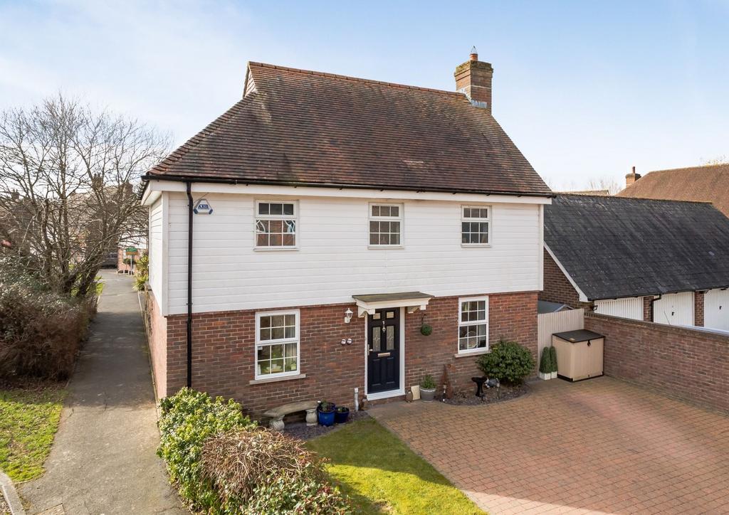 Morris Drive, Billingshurst, RH14 3 bed detached house for sale £500,000