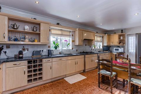 3 Elder Close, London, N20 8DN