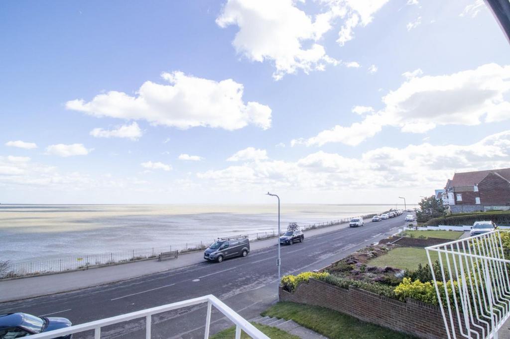 Eastern Esplanade, Broadstairs, CT10 2 bed flat £370,000