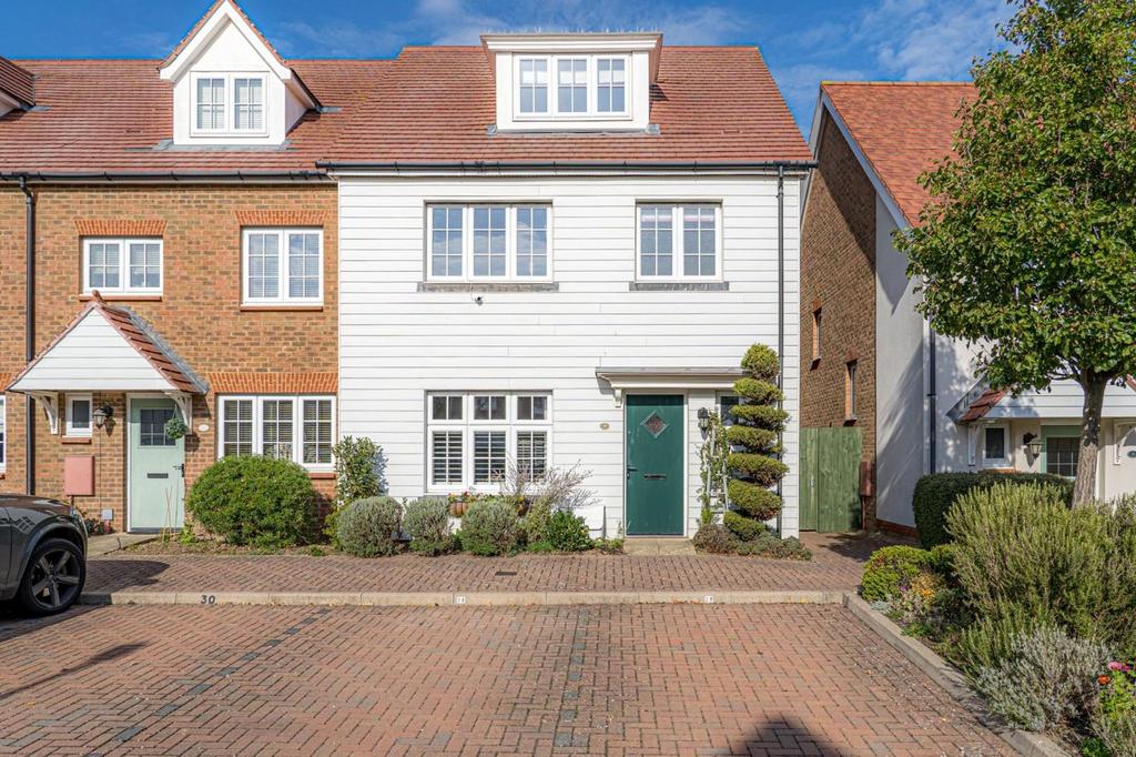 Lakeside Avenue, Faversham, ME13 4 bed end of terrace house for sale