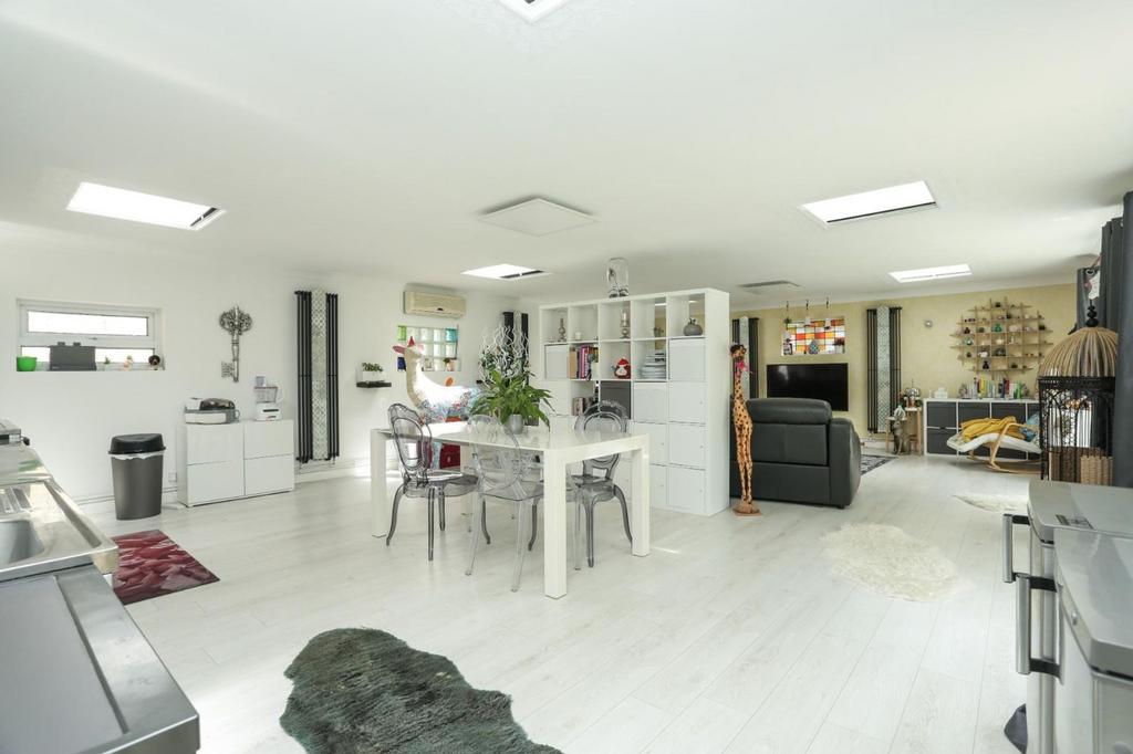 Harkness Drive, Canterbury, CT2 5 bed detached house £1,174,995