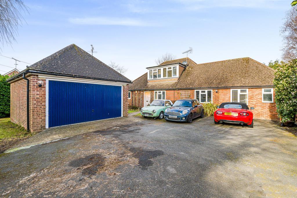 Station Road, Stoke Mandeville, HP22 5 bed detached house £850,000