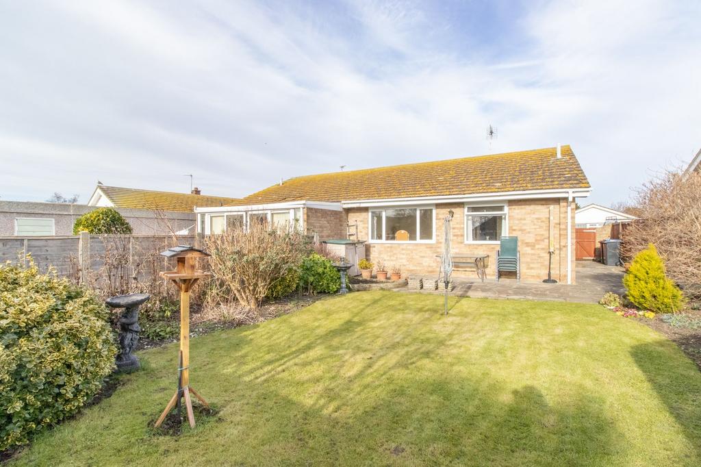 Marshall Crescent, Broadstairs, CT10 2 bed semidetached bungalow for