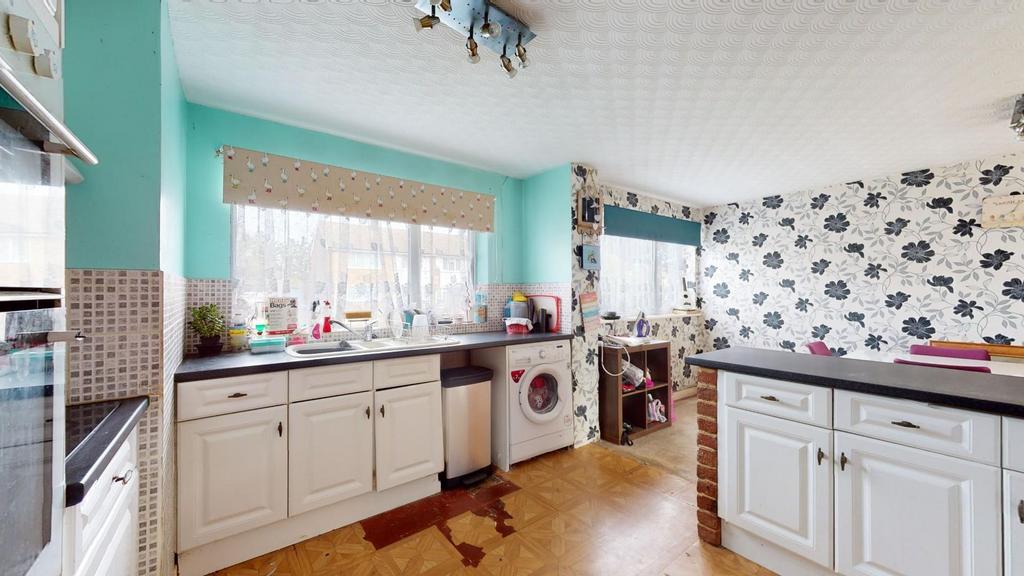 Windermere Avenue, Ramsgate, CT11 3 bed semidetached house £325,000