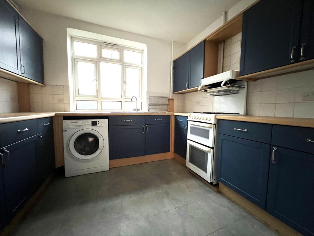 Appleshaw House, Champion Hill Estate, SE5 4 bed flat for sale £399,950