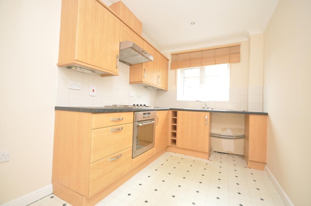 Walnut Close, Laindon, Basildon, Essex 2 bed flat £1,050 pcm (£242 pw)