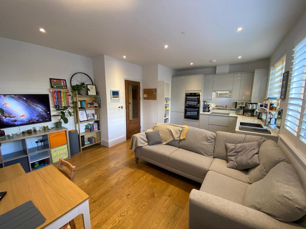 Palmerston Road, London, IG9 1 bed apartment £1,800 pcm (£415 pw)