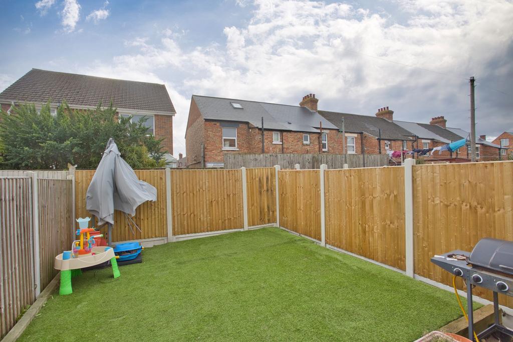 Richmond Street, Folkestone, CT19 2 bed terraced house £250,000