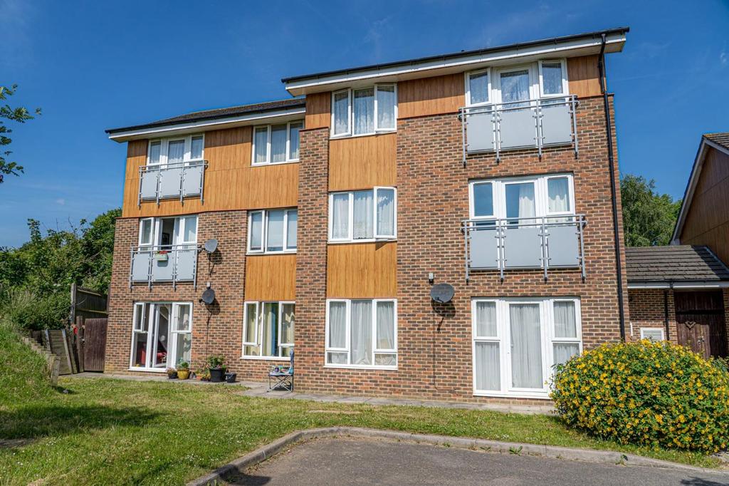 Whiting Crescent, Faversham, ME13 1 bed flat £125,000
