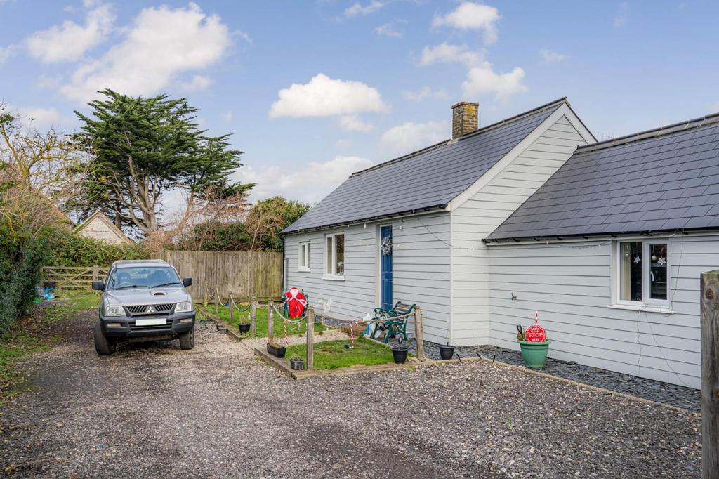 Bellevue Road, Whitstable, CT5 2 bed detached bungalow £375,000