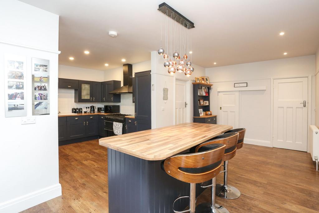 Barnes Avenue, Margate, CT9 4 bed semidetached house £650,000