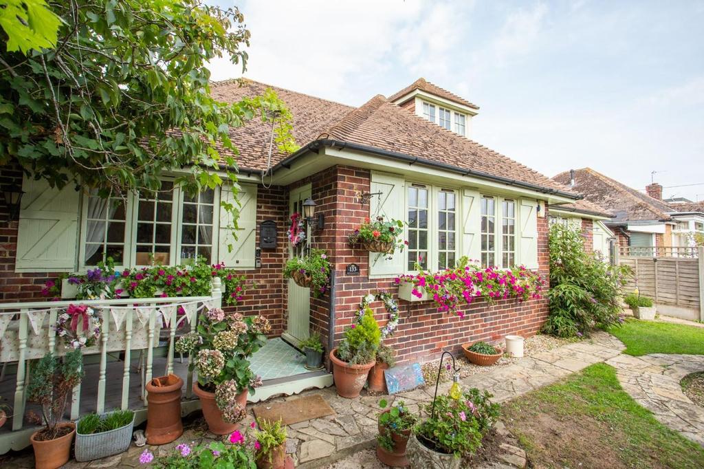 Monkton Road, Minster, CT12 6 bed detached house for sale £675,000