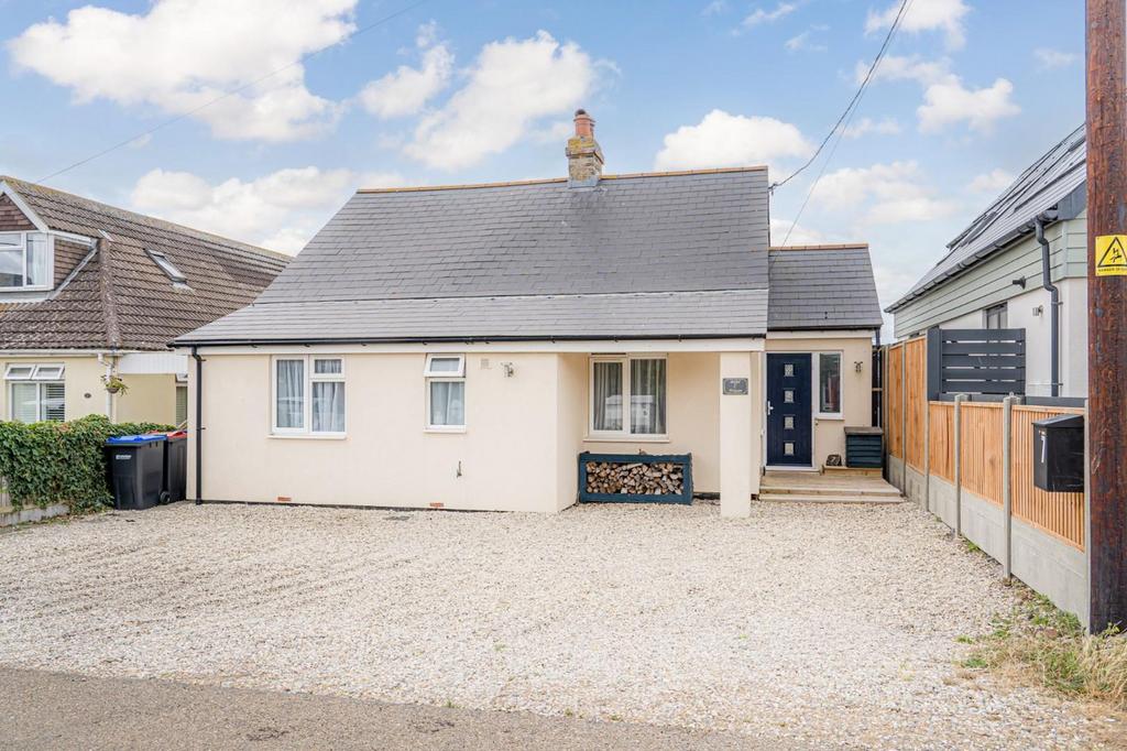 Hodgson Road, Seasalter, CT5 3 bed detached bungalow £579,000