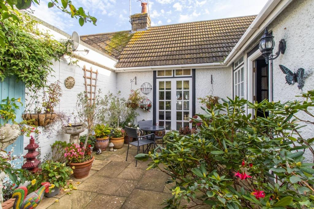 Linden Avenue, Broadstairs, CT10 2 bed semidetached bungalow £425,000
