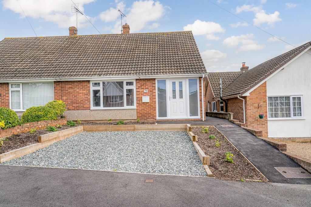 Yeoman Gardens, Willesborough, TN24 2 bed semidetached bungalow for