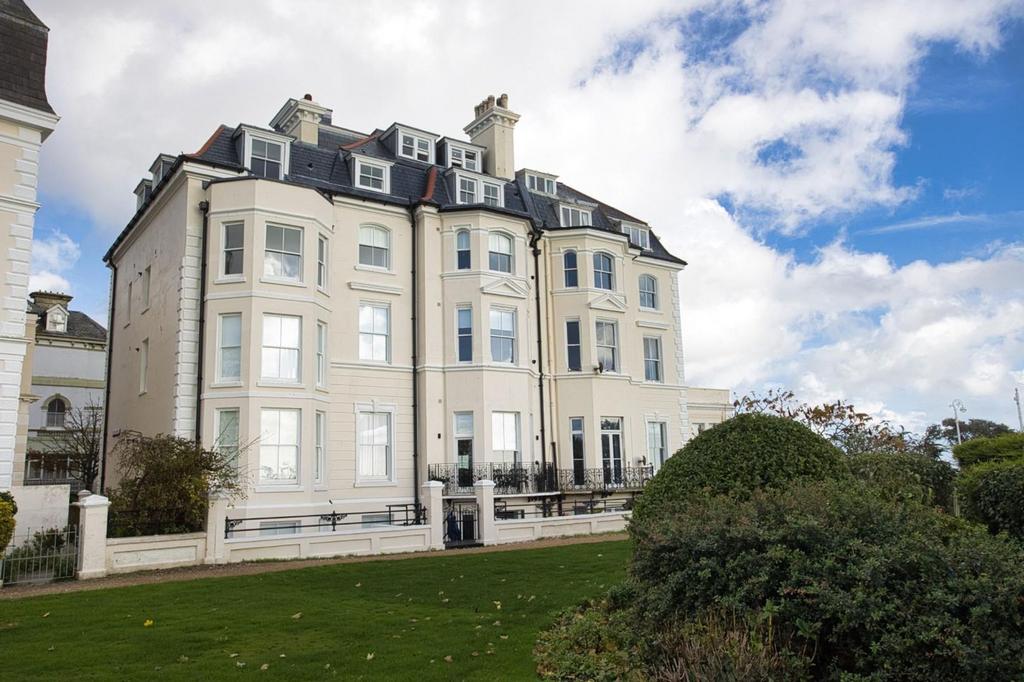 Clifton Crescent, Folkestone, CT20 1 bed flat £220,000