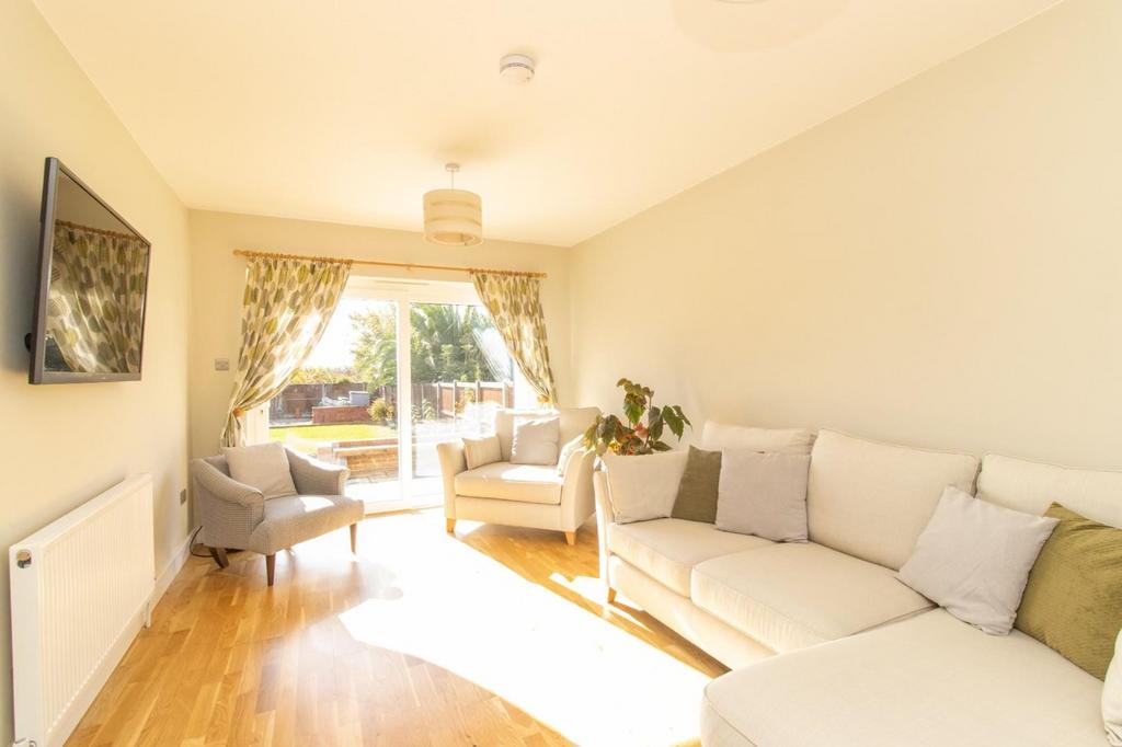 West Cliff Drive, Herne Bay, CT6 3 bed semidetached bungalow £450,000