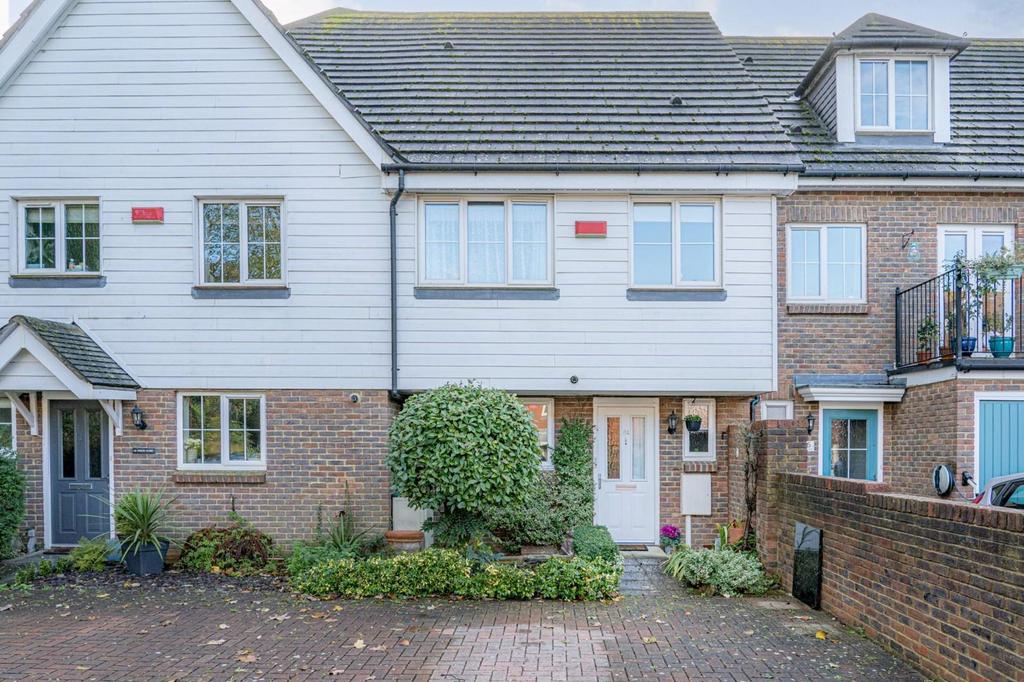 Finch Close, Faversham, ME13 3 bed terraced house for sale £350,000