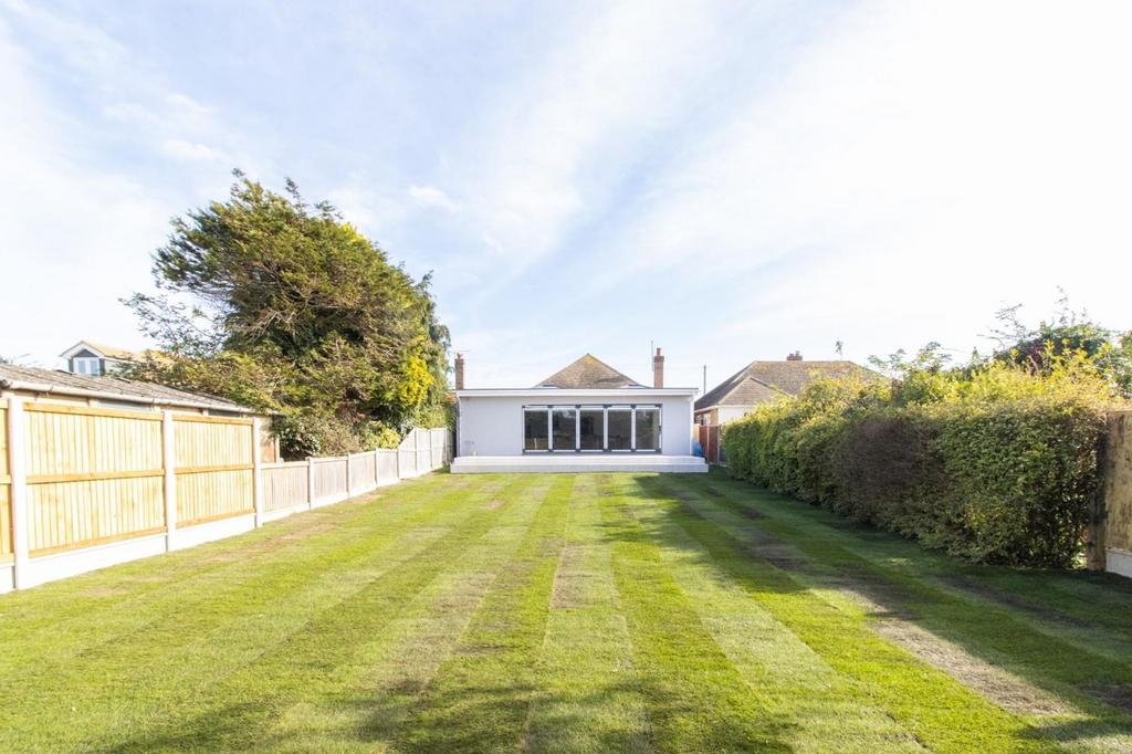 Wellesley Close, Broadstairs, CT10 3 bed detached bungalow £600,000