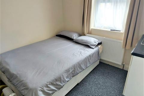 1 bedroom in a house share to rent, Hunter Road, Ilford IG1