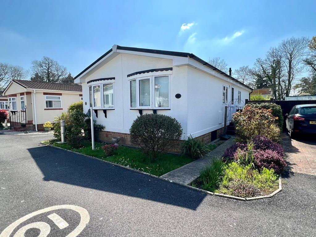 Knightcrest Park, Milford Road, Everton, Lymington, SO41 2 bed bungalow for sale £229,000