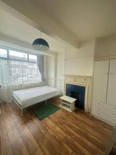 4 bedroom house share to rent, Woodmansterne Road, London, SW16