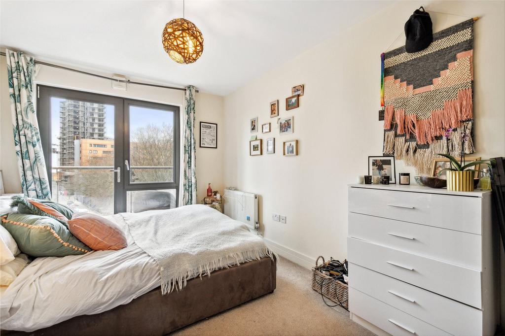 Gwynne Road, London, SW11 2 bed apartment £599,999
