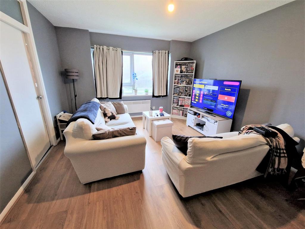 Dryden Close, Hainault IG6 3DZ 1 bed ground floor flat £250,000