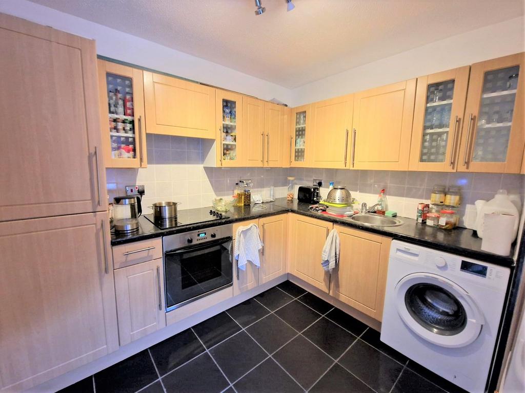 Dryden Close, Hainault IG6 3DZ 1 bed ground floor flat £250,000