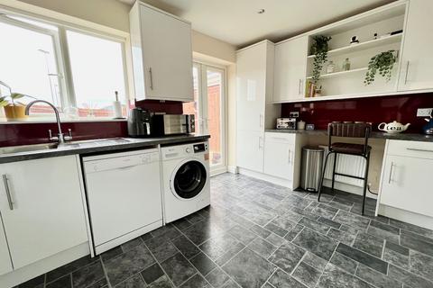 3 bedroom semi-detached house to rent, Sandringham Close, Brackley