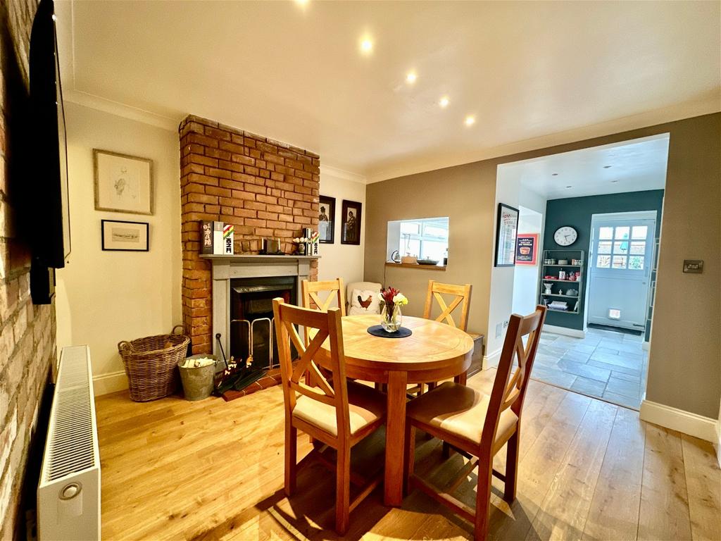 Castle Road, Kirby Muxloe 2 bed terraced house for sale £240,000