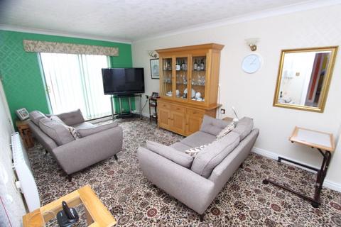 2 bedroom apartment for sale - Marine Road, Colwyn Bay