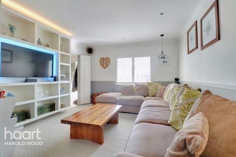 4 Royston Road, Romford, RM3 0SR