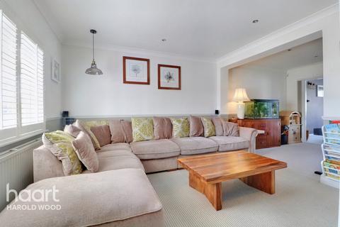4 Royston Road, Romford, RM3 0SR