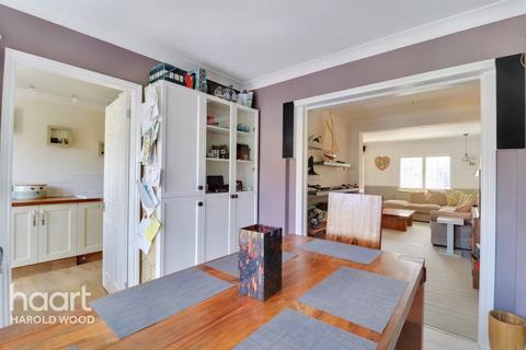 4 Royston Road, Romford, RM3 0SR